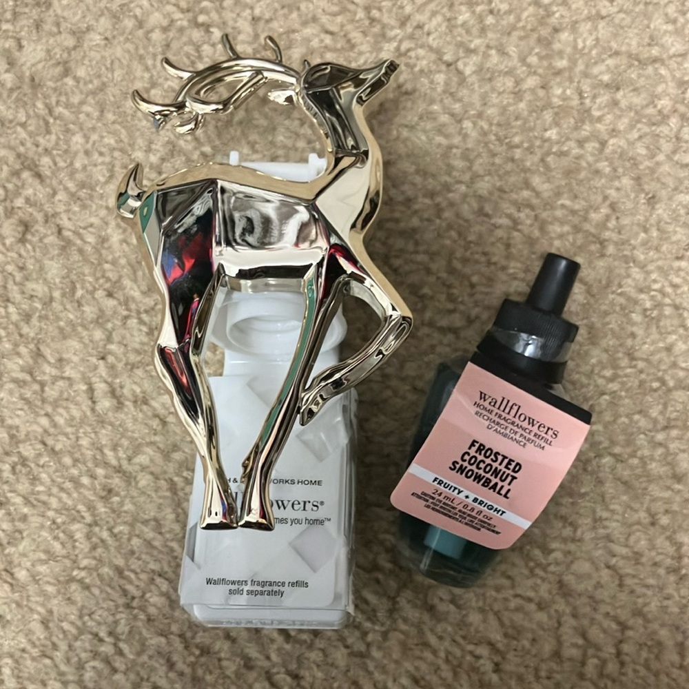 Reindeer Wall Plug with Frosted Coconut Snowball Fragrance Refill Set